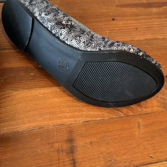 Mossimo elastic flats Sz 5.5 silver sequins - Picture 3 of 3